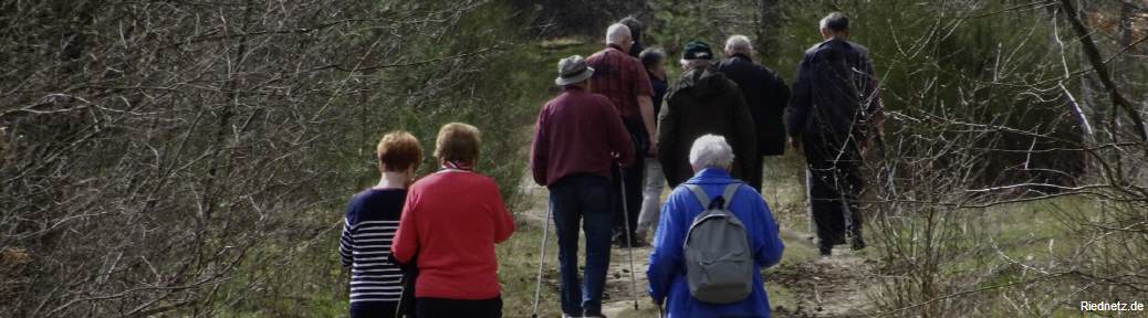 Wanderung einer Seniorengruppe im Hessischen Ried.